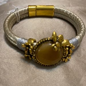 Bee bracelet-magnetic clasp